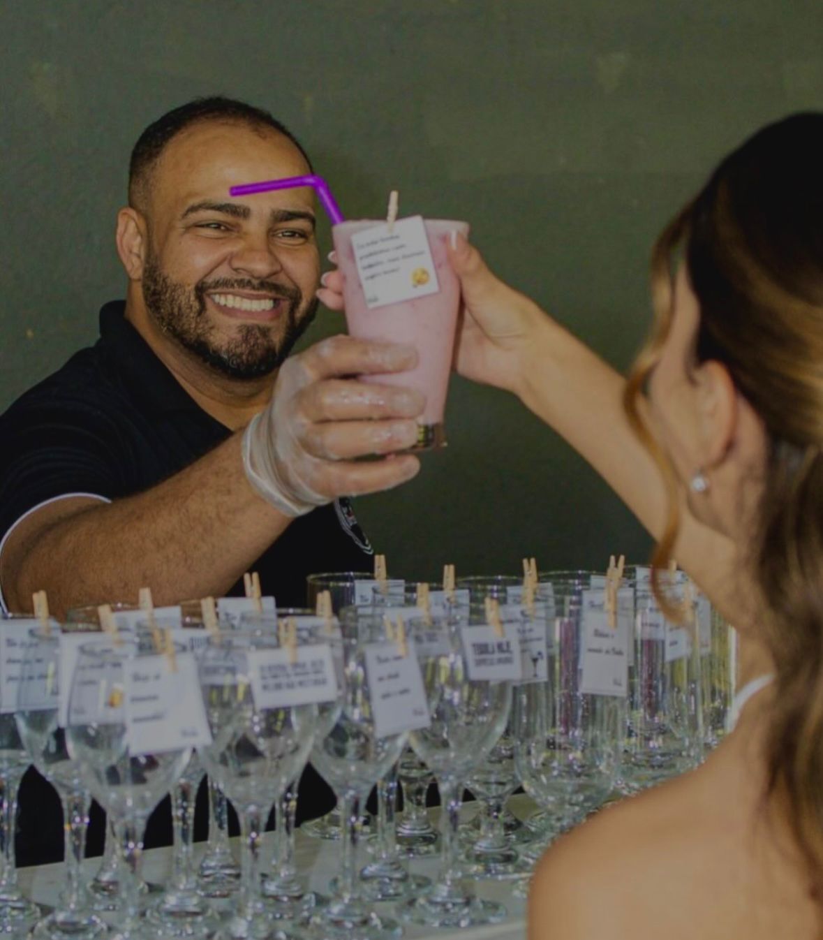 Imagem do dono do bar e cliente